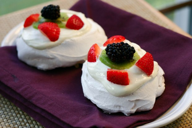 Pavlova with Lemon Curd