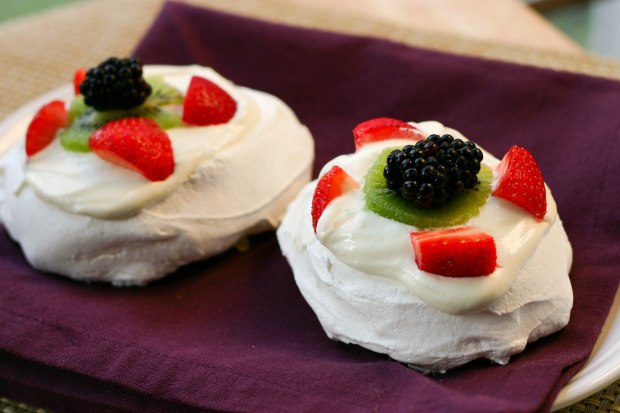 Pavlova dessert